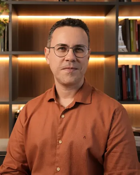 Prof. Tiago Ferreira